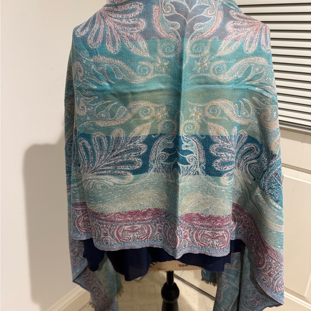 Met Museum Elegant Paisley Women's silk / wool blend Shawl roughly 27”x80” - Picture 4 of 10